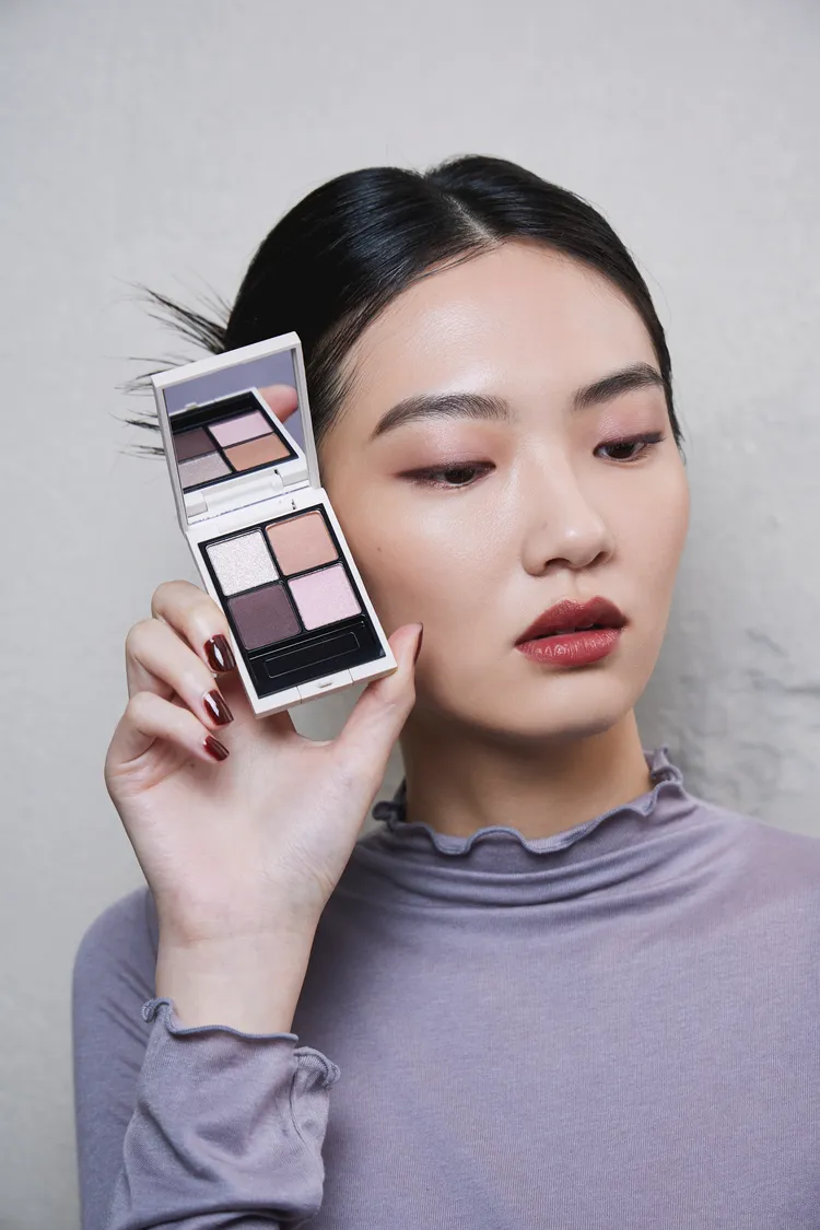 Model示範RMK立體調色眼盤 #14 Magnetic Muse。品牌提供
