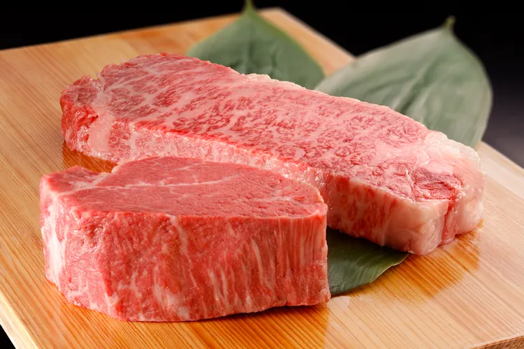 人形町今半設有專業「牛肉品鑑師」，由經驗豐富的專家親自挑選全日本高品質黑毛和牛。業者提供