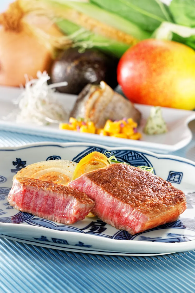 喜扇亭的鐵板燒以黑毛和牛、海鮮與旬味蔬菜，希望透過每一道料理，傳遞日本飲食文化對季節、土地與食材的尊重。業者提供