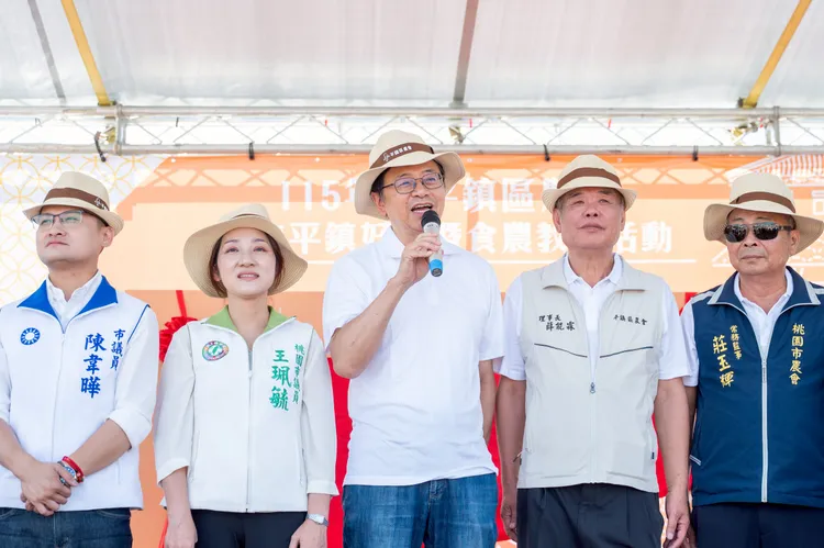 張善政推動敬老愛心卡在農會購物。桃園市府提供