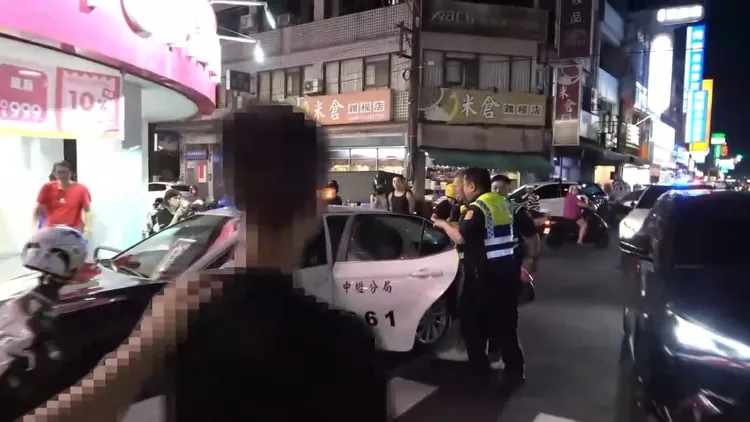 警方強勢帶回鍾男2人。翻攝畫面