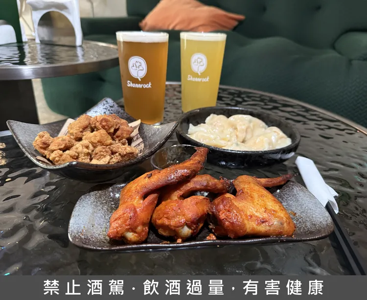 Shannrock Taproom提供唐揚雞、烤雞翅等下酒菜，佐現拉精釀啤酒。黃若綾攝