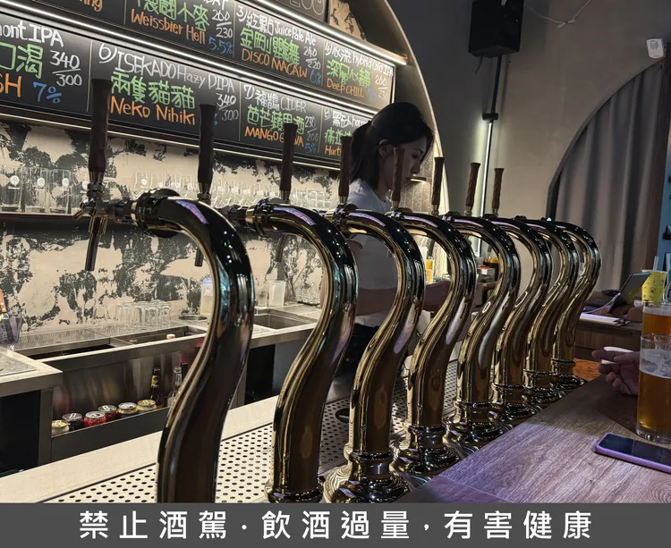 Shannrock Taproom一整排酒龍頭現拉精釀啤酒，由女性人員服務。黃若綾攝