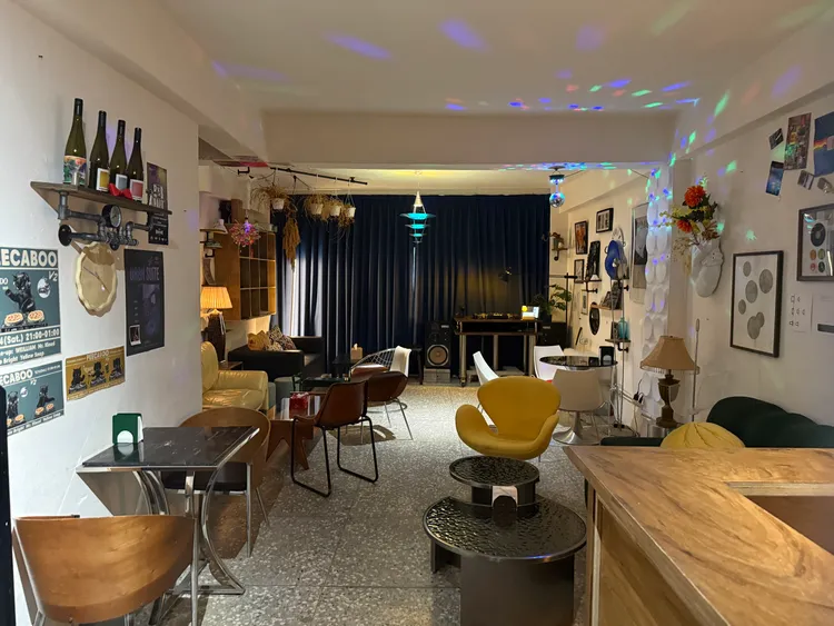 Shannrock Taproom二樓設DJ台與復古傢俱，可包場約30人。黃若綾攝