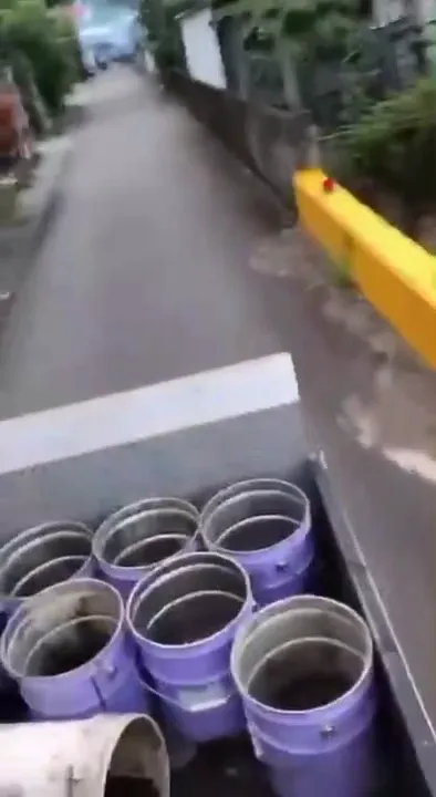 外傳璇技工遭潑灑10桶穢物，但以影片作案時間推估，僅車上約有10個空桶，但係僅潑撒1-2桶穢物。翻攝畫面