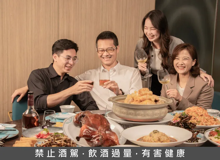 湛露中餐廳主廚張守誠以一桌粵味桌宴，致敬父親深沉的愛。預訂包廂並點購指定桌菜，即贈格蘭傑經典12年50ml迷你酒乙瓶。業者提供
