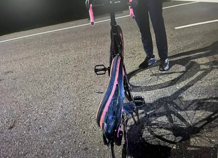 17歲男子騎腳踏車遭撞，車體嚴重變形。翻攝畫面