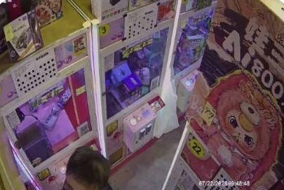 沒看過那麼缺錢的小偷!桃園夾娃娃機店遭竊 連陀螺也要偷