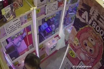 沒看到那麼缺錢的小偷！桃園夾娃娃機店遭竊　連陀螺也要偷