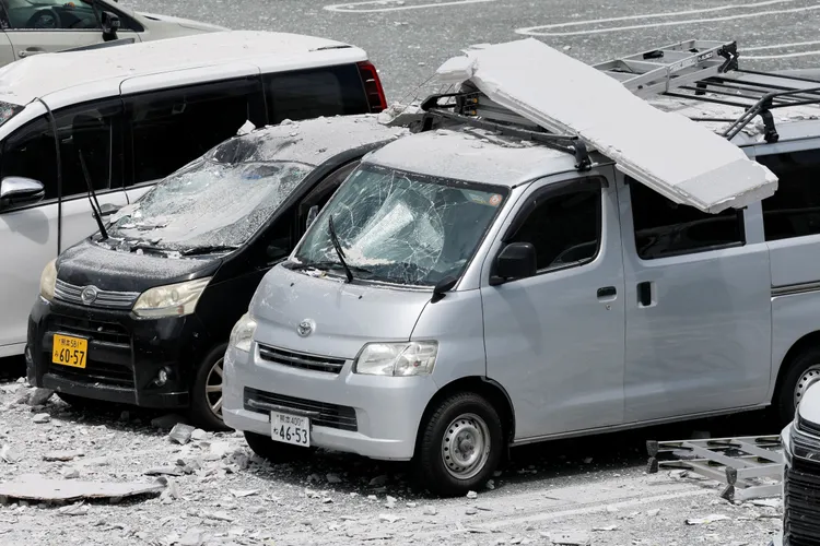 周遭車輛也遭波及。路透