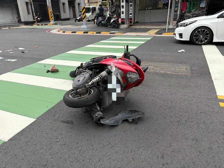 何姓騎士機車。民眾提供