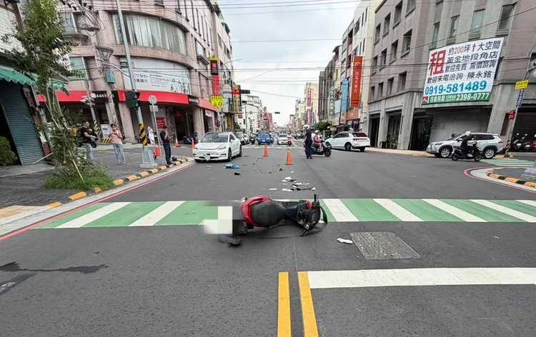 特斯拉前擋風玻璃碎裂，機車零件及物品散落一地。民眾提供