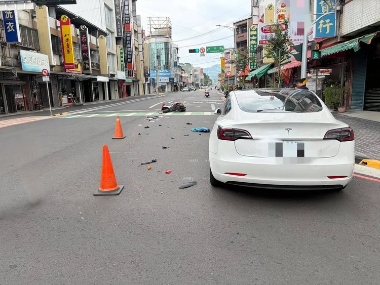 機車撞紅燈遭特斯拉撞飛，騎士命危搶救中。民眾提供