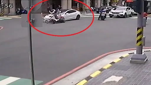 台中機車闖紅燈遭特斯拉撞飛　男騎士命危搶救中