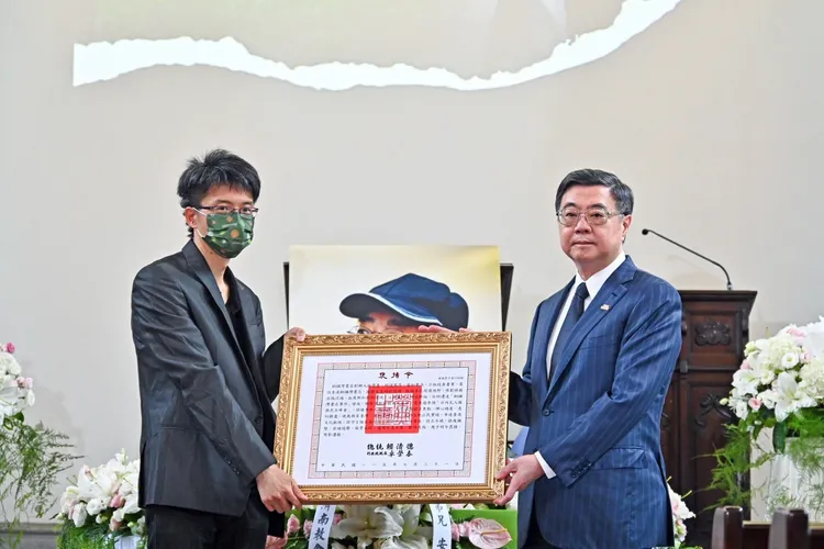 卓榮泰代表總統賴清德頒發褒揚令。行政院提供
