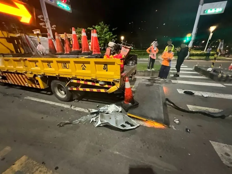 工程車車斗遭衝撞，轎車零件散落一地，工人就差一點被撞飛。民眾提供