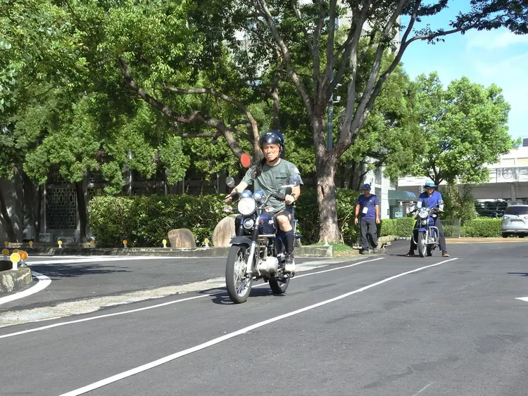 循環檔機車測試挑戰直線騎乘並依序換至三檔，展現穩定度與熟練度。林保署台中分署提供