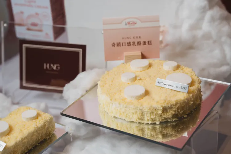 HUNG虹甜點精準調配了輕乳酪與25%鮮奶油的比例，讓每一口都像雪一樣輕盈融化在嘴裡。業者提供