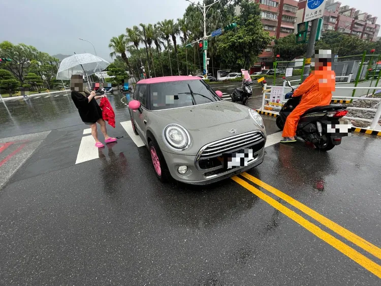 開車左轉未禮讓直行車釀車禍！小甜甜(左一撐傘者)事故現場曝光。翻攝畫面