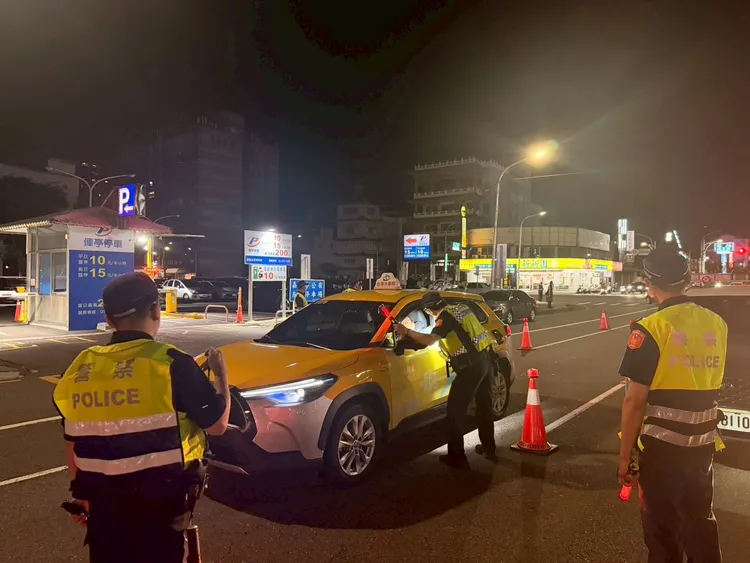 嘉義市警方攜手保五，發動「封閉式路檢」高強度攔查勤務。翻攝畫面