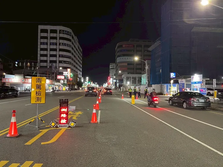 嘉義市警方攜手保五，發動「封閉式路檢」高強度攔查勤務。翻攝畫面