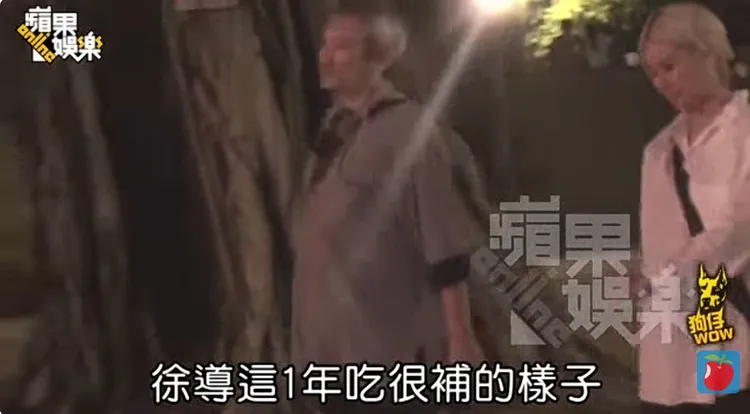 2015年徐克和樂樂吃完元鍋一同離開。翻攝蘋果動新聞