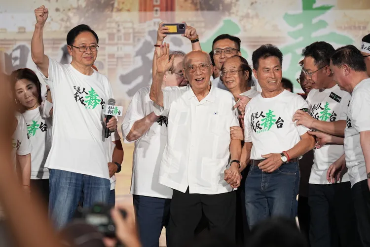 國民黨在凱道發起「我是人，我反毒台」集會，吳伯雄陪同張善政上台致詞。彭欣偉攝