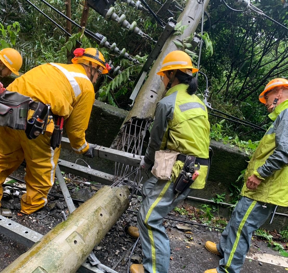 巴威颱風肆虐!新竹地區一度近萬戶停電 台電人員冒風雨搶修