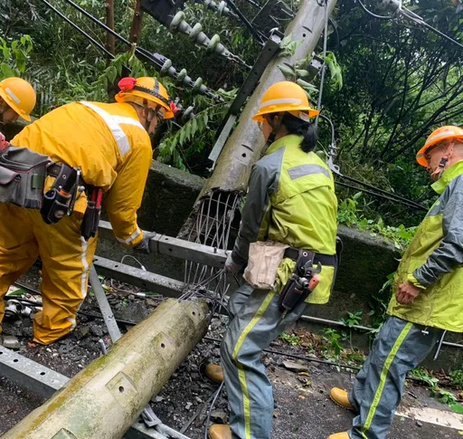 巴威颱風肆虐！新竹地區一度近萬戶停電　台電人員冒風雨搶修