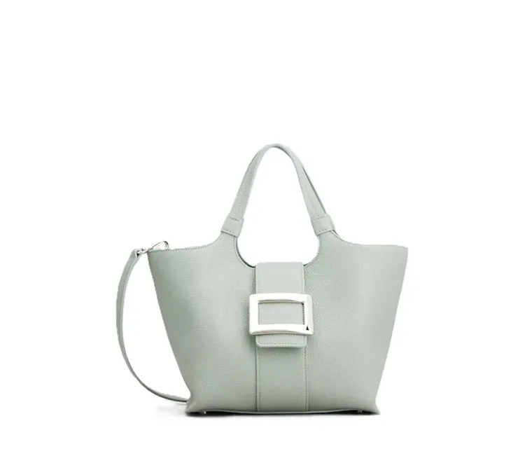 ROGER VIVIER Belle Vivier迷霧綠牛皮銀扣托特包，7萬6500元。品牌提供