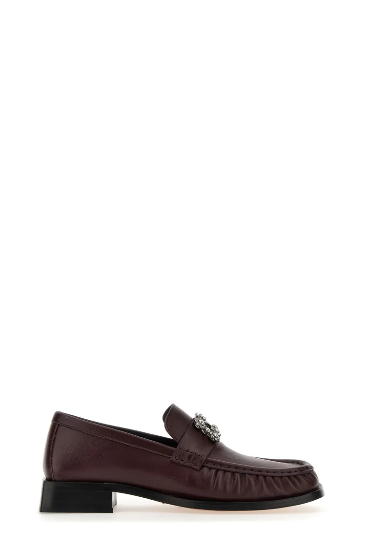 ROGER VIVIER New Ranger黑醋栗紅色羊皮迷你花鑽扣樂福鞋，5萬4200元。品牌提供
