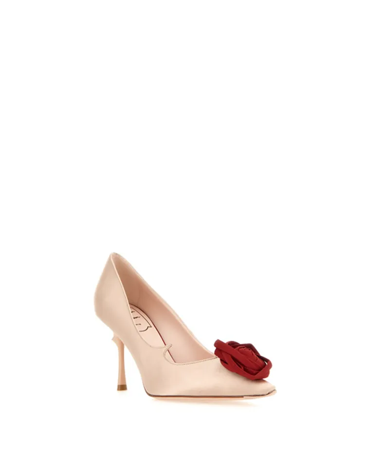 ROGER VIVIER I Love Vivier Rose膚金色緞面立體玫瑰花高跟鞋，4萬8900元。品牌提供