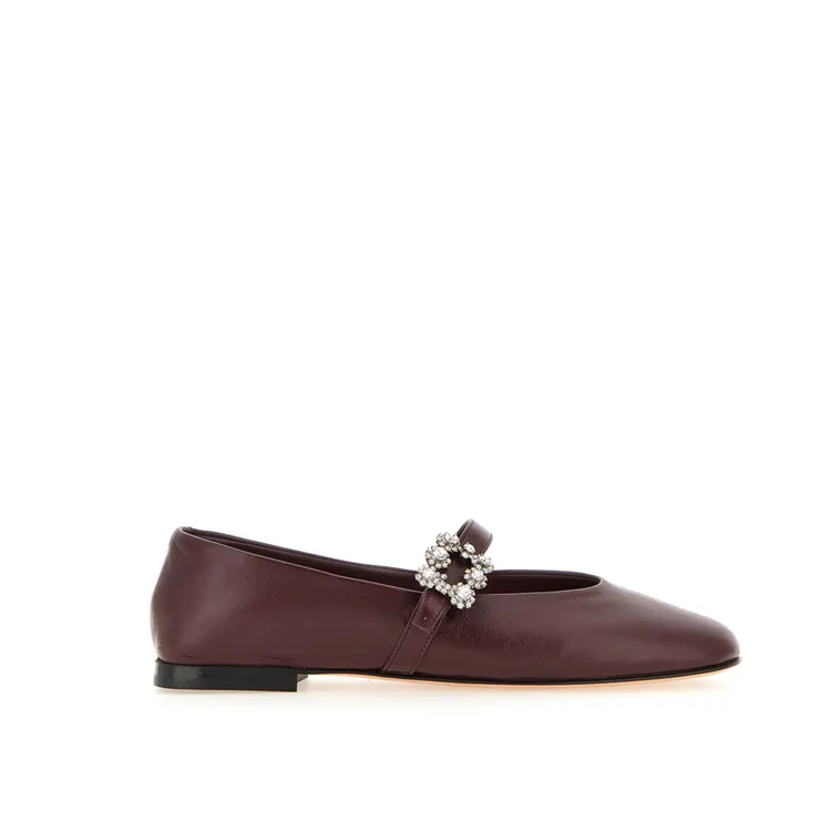 ROGER VIVIER Flower strass黑醋栗紅色小羊皮花鑽瑪莉珍鞋，4萬6600元。品牌提供