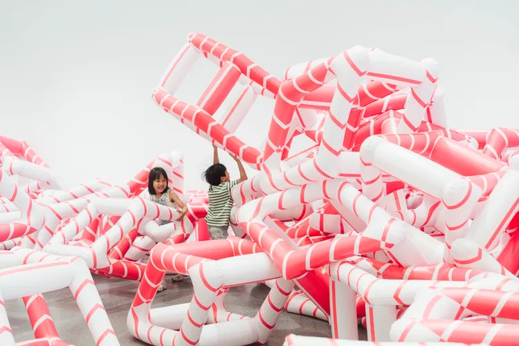 展區7月甫上線全新展覽，請來國際知名法國裝置藝術家兼建築師西里爾．蘭斯林（Cyril Lancelin）以桃園市兒童美術館建築中的幾何元素為靈感，設計大型充氣互動裝置，邀請觀眾自由堆疊、組合與遊戲，體驗共融、合作與交流的樂趣。桃園機場假日酒店提供