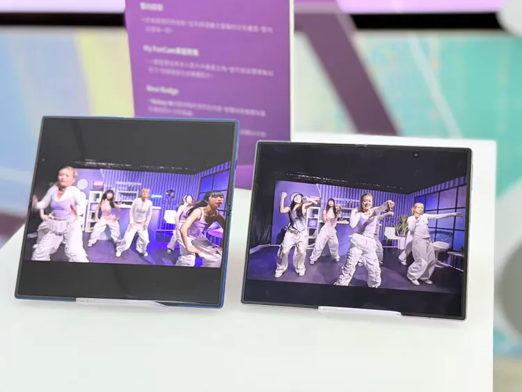 Galaxy Z Fold8（右）採用全新護照式設計，展開後接近3：4的內頁比例，觀看影片時畫面填滿度更高、黑邊較少；左為配備8吋內頁螢幕的Galaxy Z Fold8 Ultra。趙筱文攝