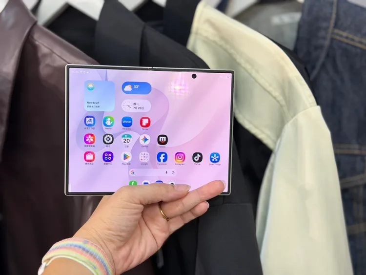 Fold8展開後有7.6吋，3:4的比例兼顧閱讀、影音娛樂與多工操作。趙筱文攝