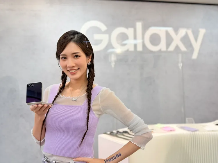Galaxy Z Flip8外型與前代相近，延續上下掀蓋設計，搭載6.9吋內頁螢幕與4.1吋封面螢幕。趙筱文攝