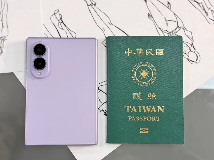 新尺寸Fold8跟護照大小相近。趙筱文攝