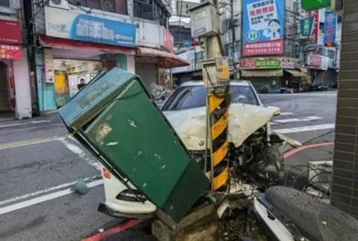 台中賓士車失控自撞！號誌桿、控制箱傾倒　車頭「開口笑」