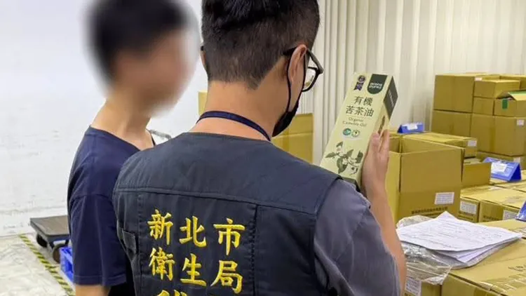 新北衛生局進行稽查。翻攝自侯友宜臉書