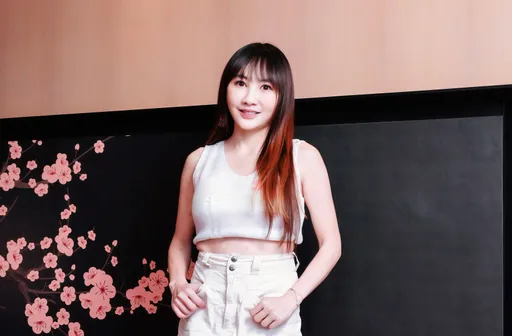 10億身家女星被拗成90度　哀號畫面曝光了