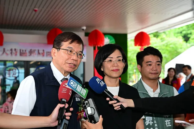 中華郵政董事長王國材（左起1）指出，北大特區郵局是結合社會住宅的示範據點。中華郵政提供
