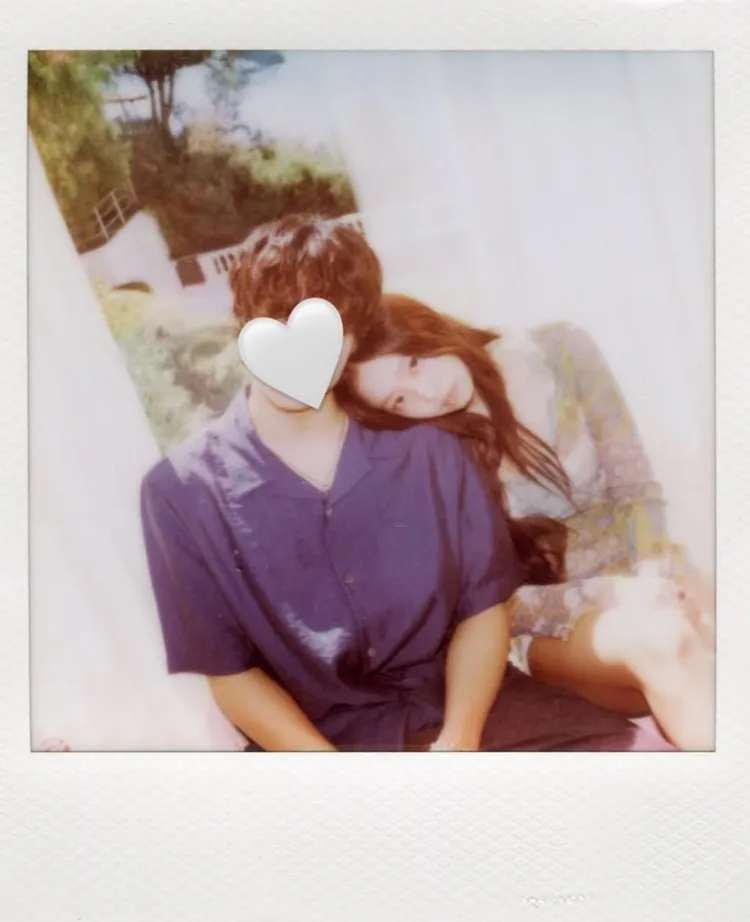 Jennie沒有寫下任何文字，神祕男子臉上被貼了愛心，引人遐想。翻攝Jennie IG