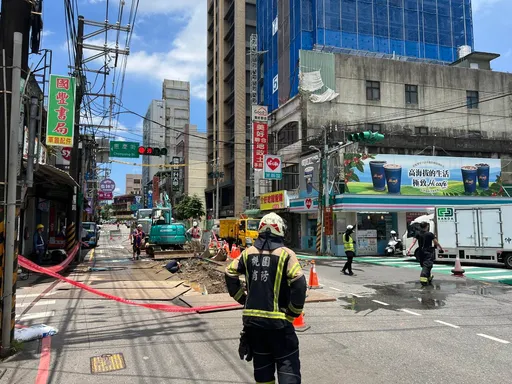 桃園市八德區污水工程挖破管線　現場瓦斯外洩幸無人傷