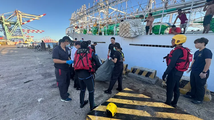 前鎮漁港西岸碼頭主航道水域出現浮屍，港消到場打撈。翻攝畫面