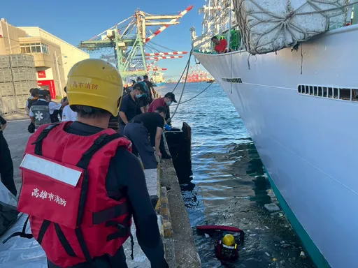 前鎮漁港西岸碼頭水域驚見浮屍！70歲刺青男撈起　初判無外力介入