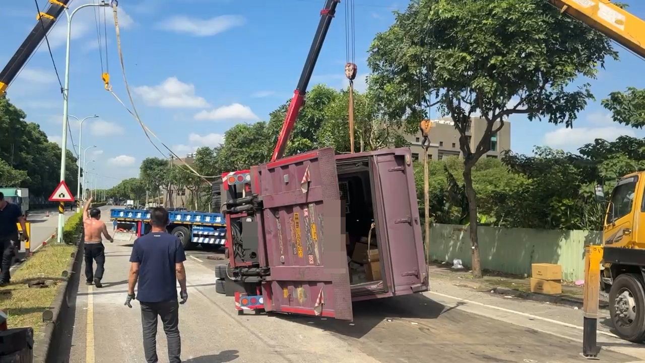 貨櫃車突爆胎翻覆 龜山警火速到場疏導幸無人傷