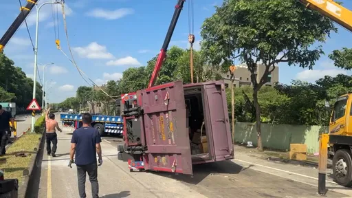 貨櫃車突爆胎翻覆　龜山警火速到場疏導幸無人傷