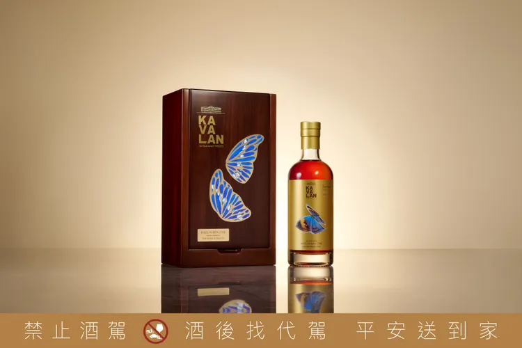 《經典珍藏入款》為噶瑪蘭水楢桶威士忌原酒及噶瑪蘭煙燻泥煤水楢桶威士忌原酒單瓶，容量700ml，建議售價$18,000。業者提供