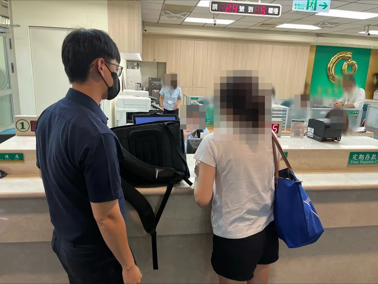 女子打算提領鉅款引起警方關切。翻攝畫面